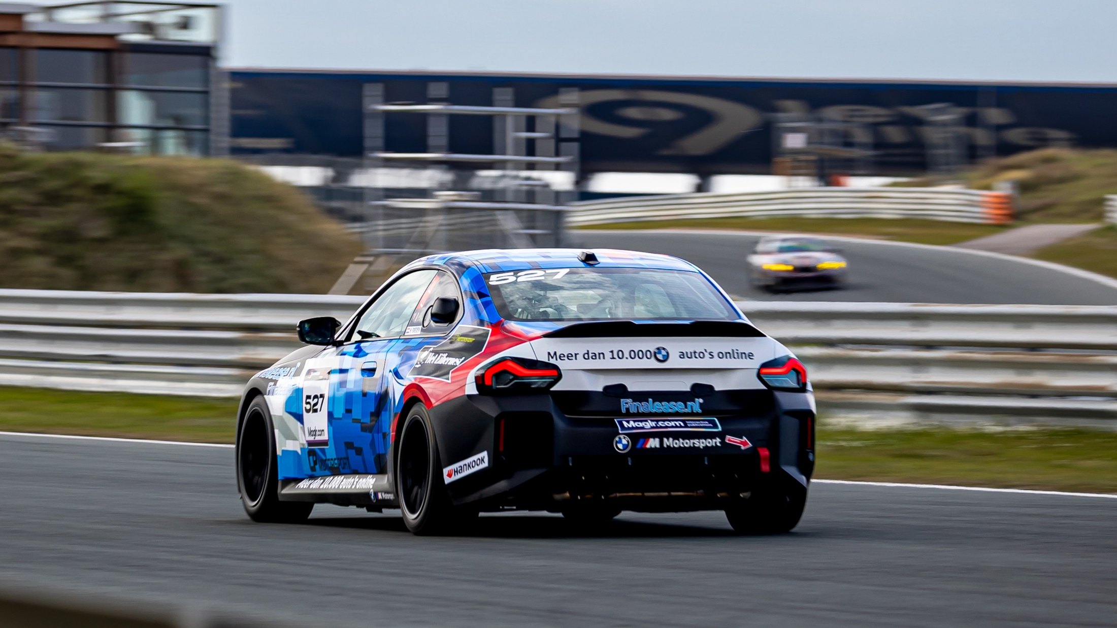 Vue latérale de la BMW M2 Racing pendant un tour rapide