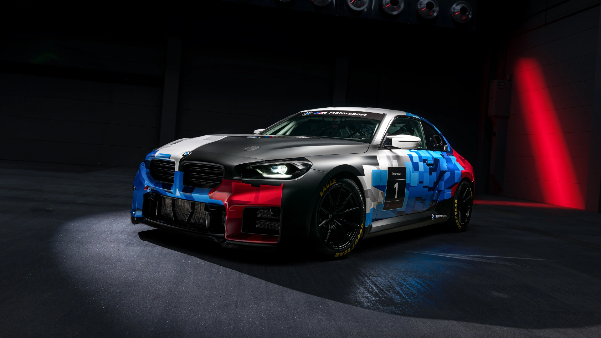 BMW M2 Racing en livrée BMW M Motorsport en studio